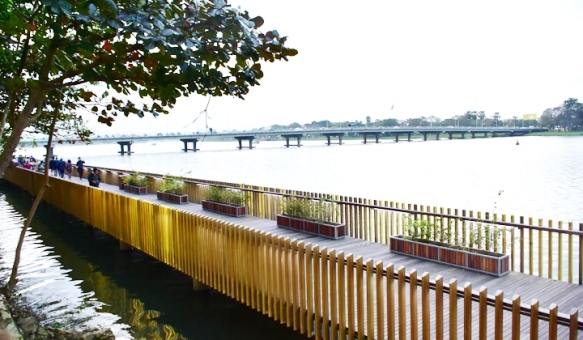 Cầu đi bộ gỗ lim trên sông Hương