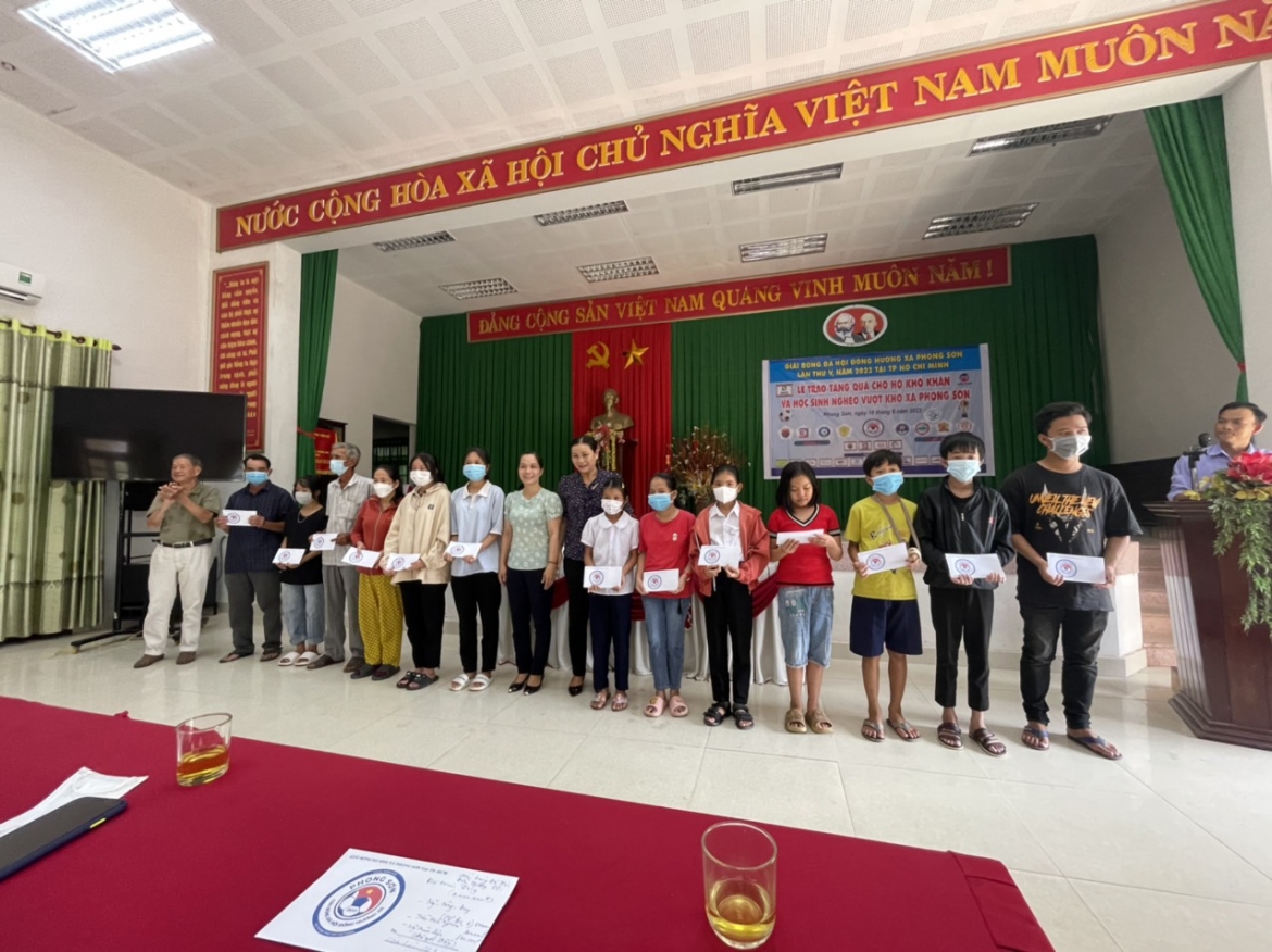 Hội đồng hương xã Phong Sơn tại TP.Hồ Chí Minh trao tặng 52 xuất quà cho 13 thôn