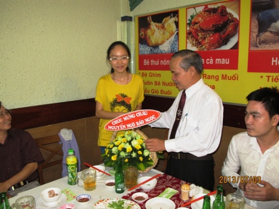 Đồng hương Phong Điền tại Tp.Hồ Chí Minh chúc mừng thành tích học tập của cháu Nguyễn Ngô Bảo Ngọc