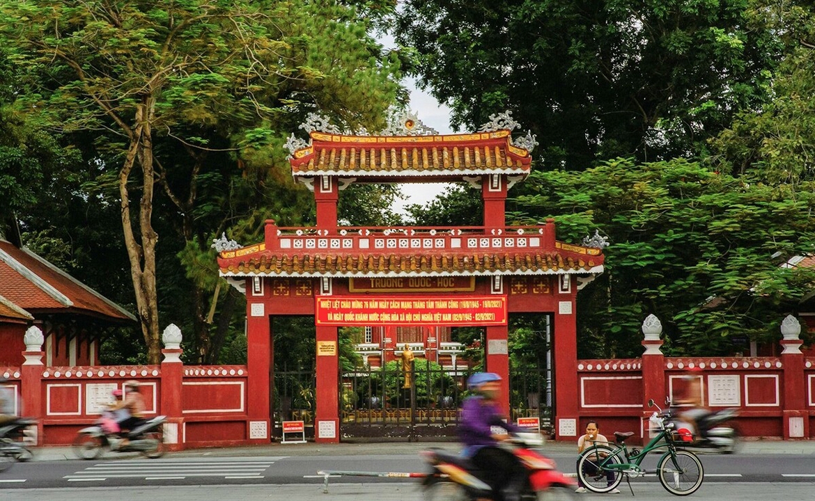 Trường Quốc học Huế là trường trung học đầu tiên của Huế xây từ thời vua Thành Thái năm 1896. Hiện trường nằm ở số 12 đường Lê Lợi, ngay trung tâm thành phố, trường nổi bật với màu sơn đỏ rực rỡ và những hàng cây cổ thụ xanh mướt quanh năm.